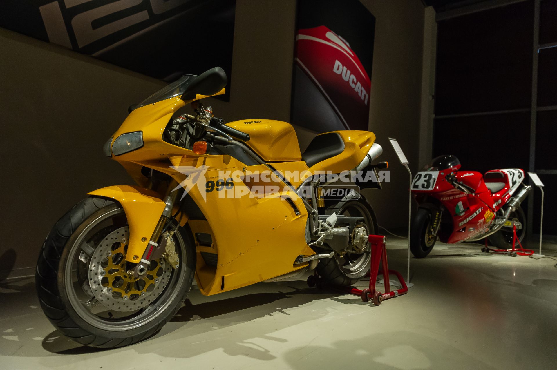 Санкт-Петербург. Модель ducati 996 (916)  в музее современного искусства `Эрарта`, где открылась первая в России выставка мотоциклов Ducati  .