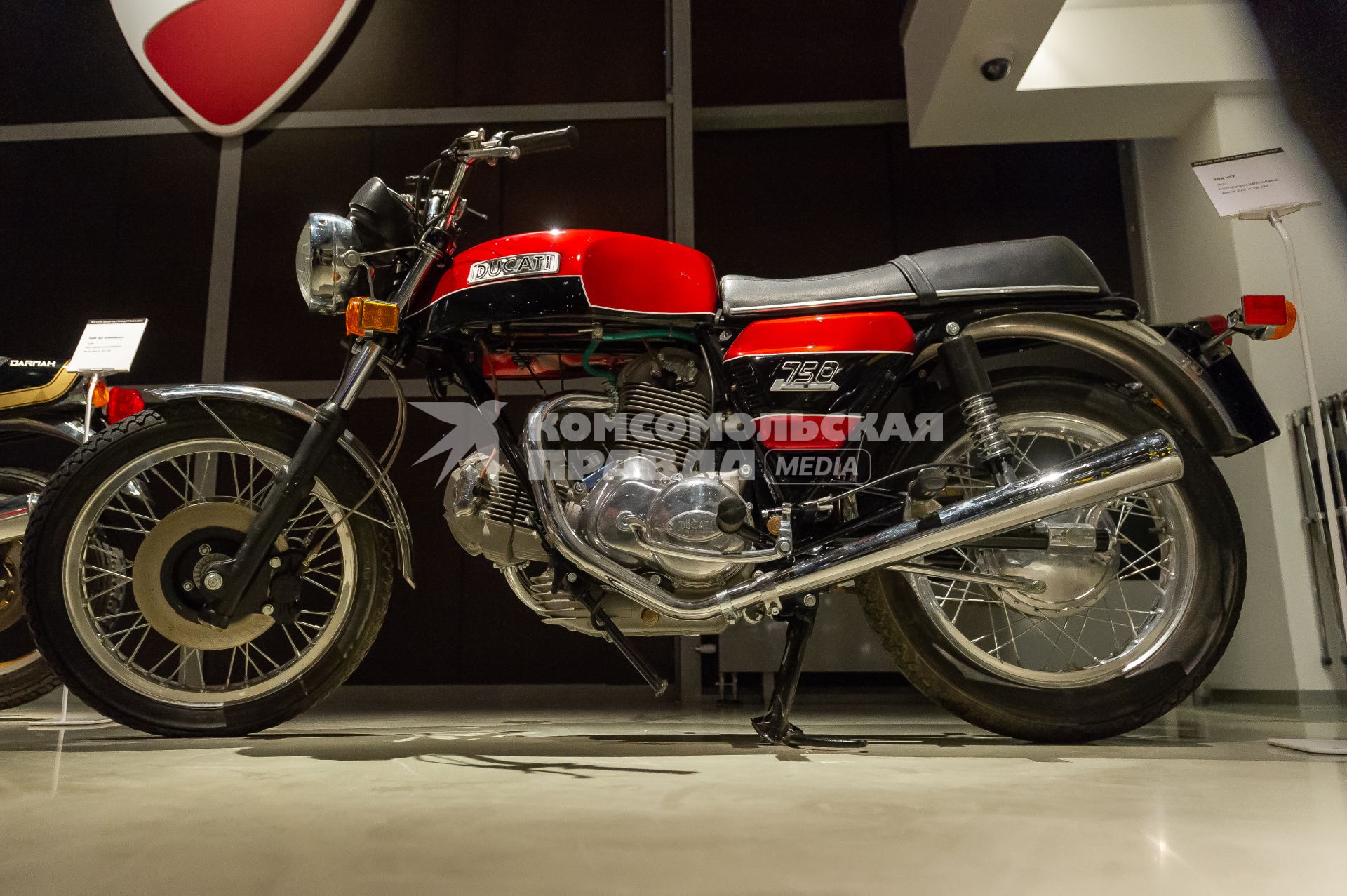 Санкт-Петербург. Модель Ducati 750 GT в музее современного искусства `Эрарта`, где открылась первая в России выставка мотоциклов Ducati  .