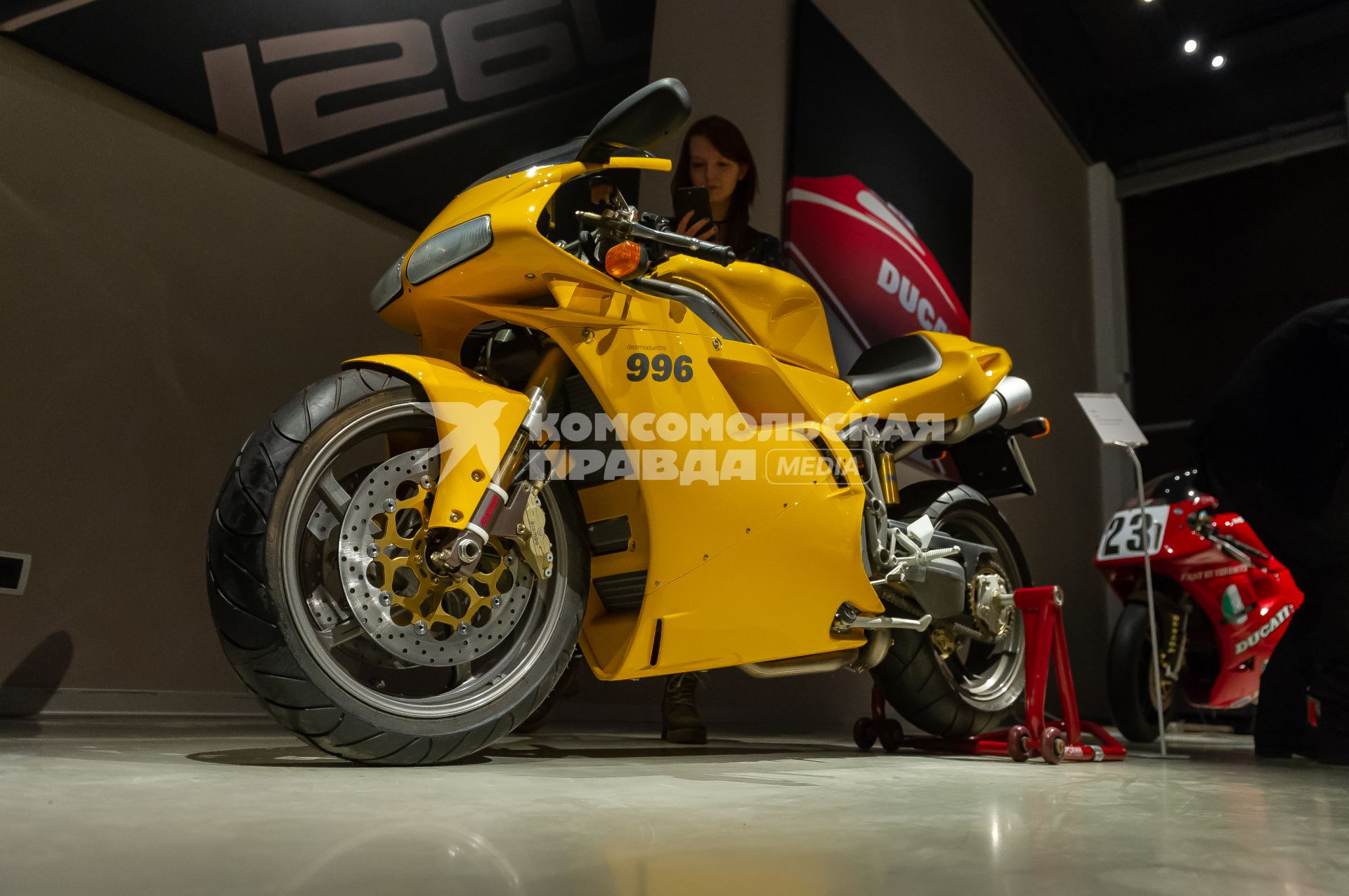 Санкт-Петербург. Модель ducati 996 (916)  в музее современного искусства `Эрарта`, где открылась первая в России выставка мотоциклов Ducati  .