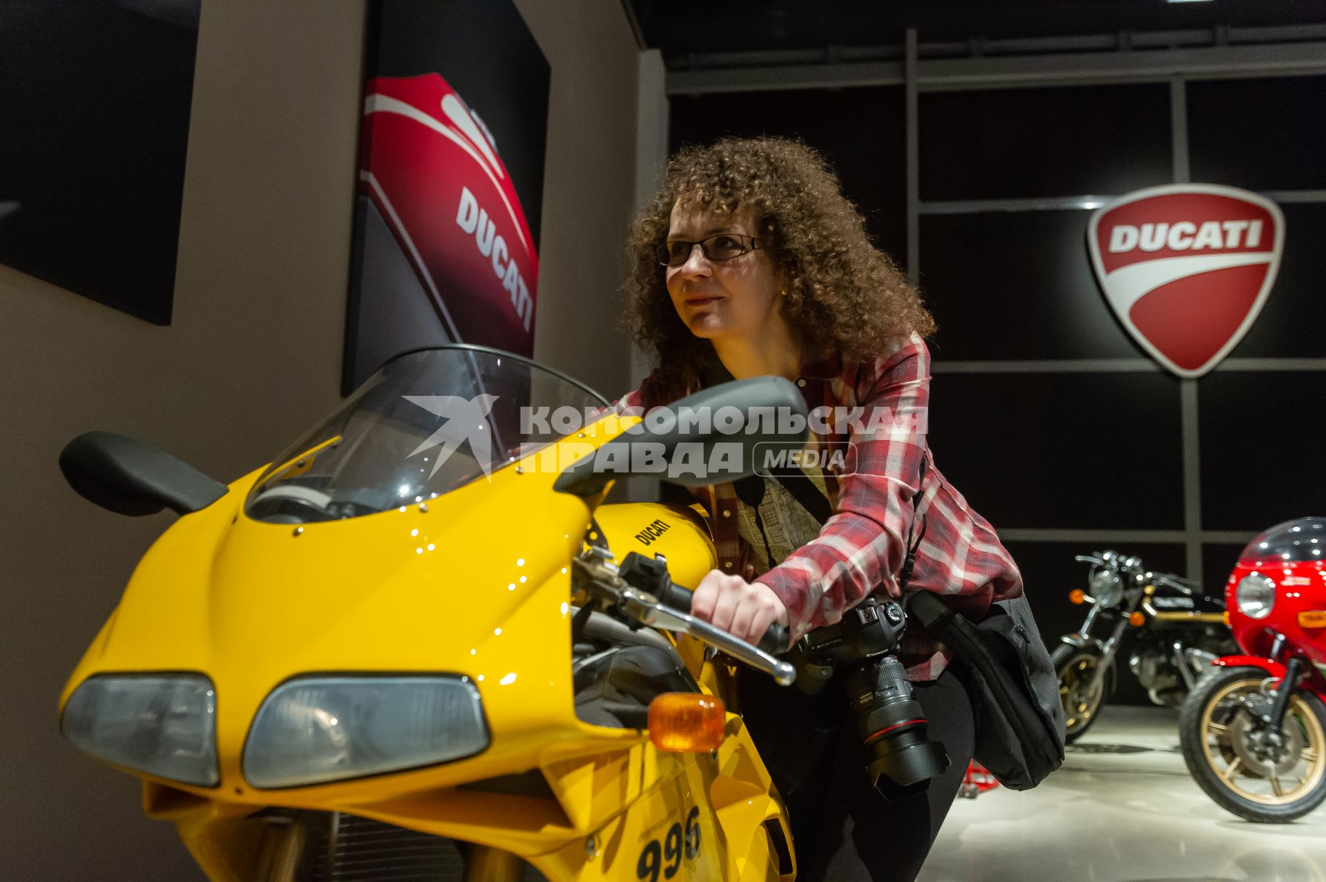 Санкт-Петербург. Модель ducati 996 (916)  в музее современного искусства `Эрарта`, где открылась первая в России выставка мотоциклов Ducati  .