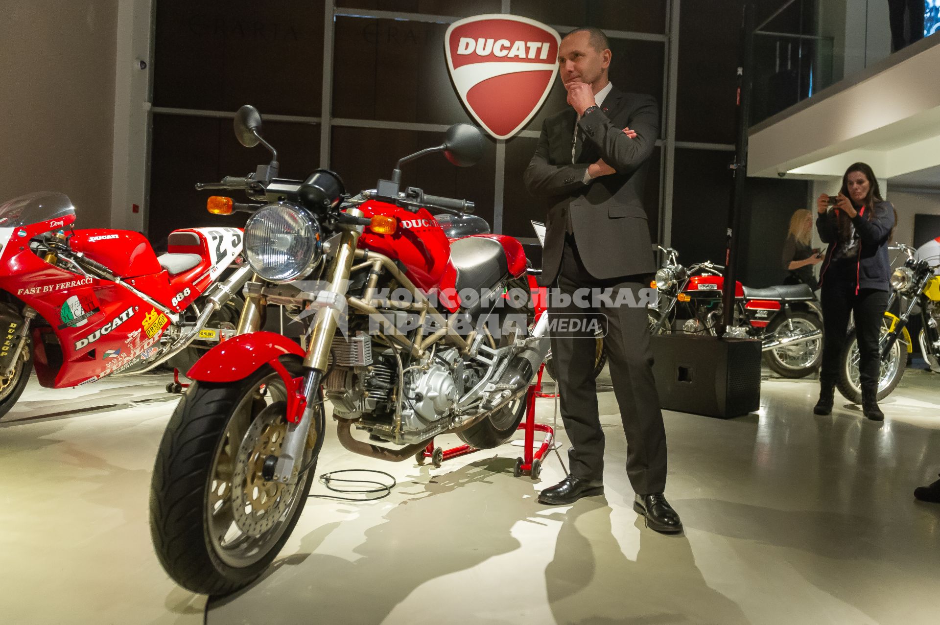 Санкт-Петербург.  Директор Ducati Design Center Андреа Феррарези в музее современного искусства `Эрарта`, где открылась первая в России выставка мотоциклов Ducati  .