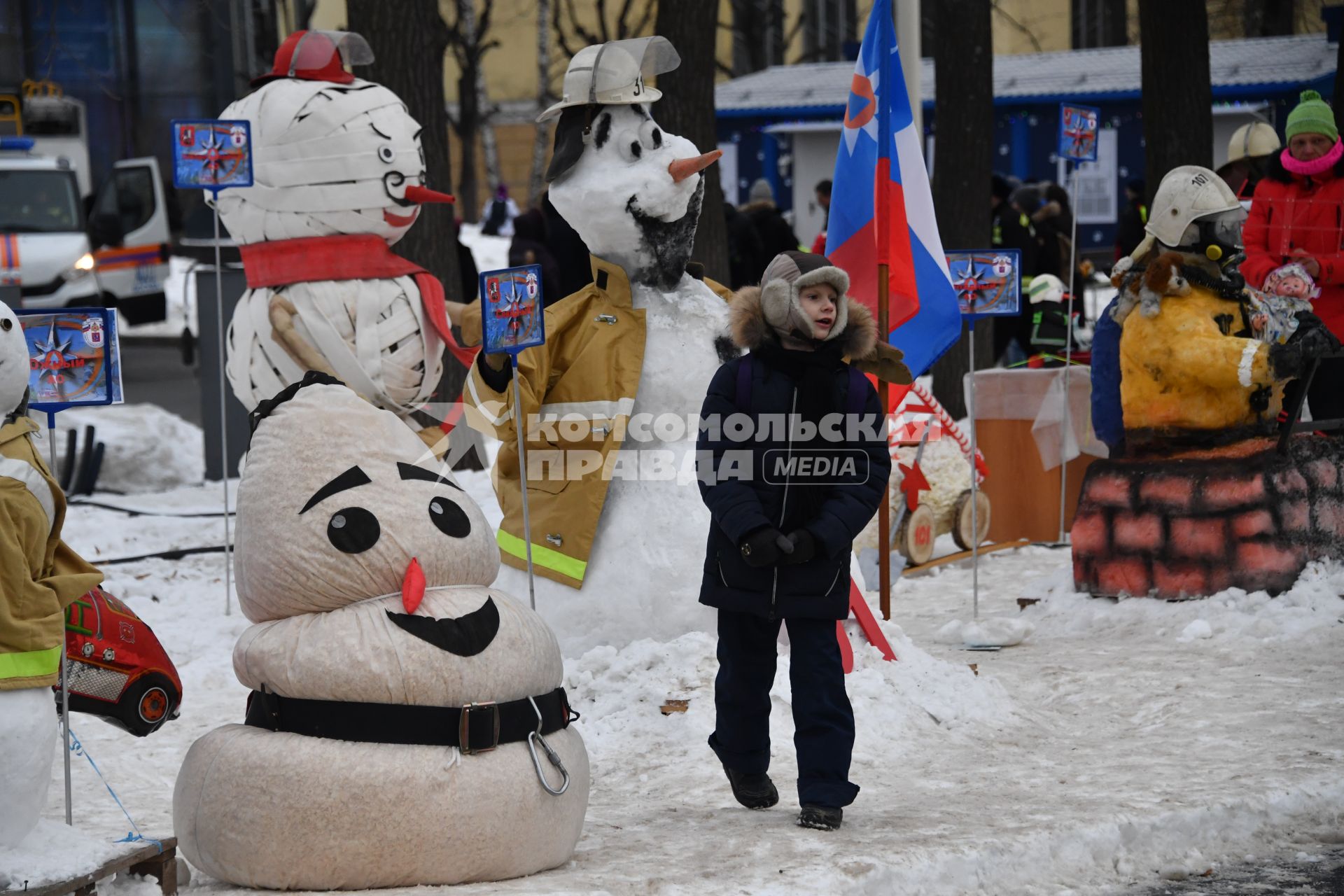 Москва. Конкурс снеговиков в рамках флешмоба пожарных и спасателей МЧС России `Растопим лед вместе!` на ВДНХ.