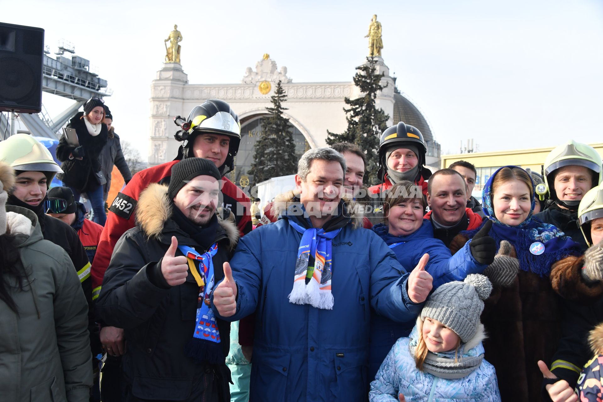 Москва. Начальник Главного управления МЧС России по  г. Москве Илья Денисов  ( в центре) во время флешмоба пожарных и спасателей `Растопим лед вместе!` на ВДНХ.