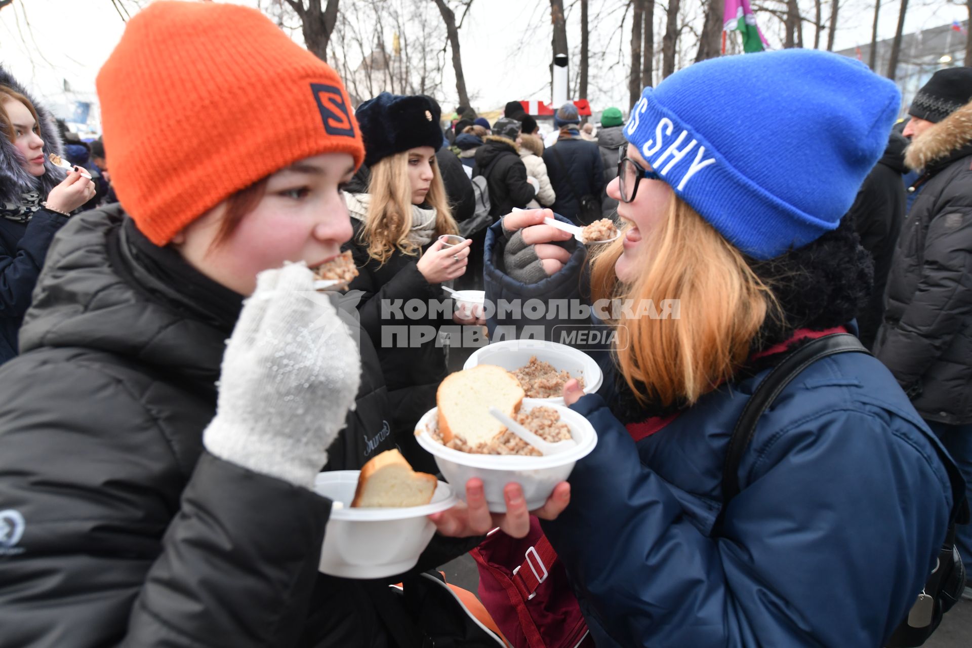 Москва. Посетители во время проведения `Кулинарного поединка МЧС`  в рамках флешмоба `Растопим лед вместе!`.