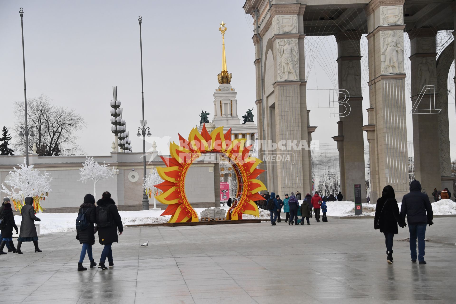 Москва.  Посетители у главного входа ВДНХ.