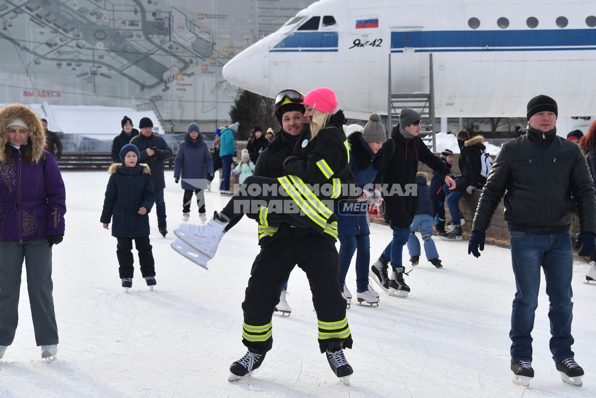 Москва.  Участники  флешмоба пожарных и спасателей МЧС России `Растопим лед вместе!` на катке `Ракета` на ВДНХ.