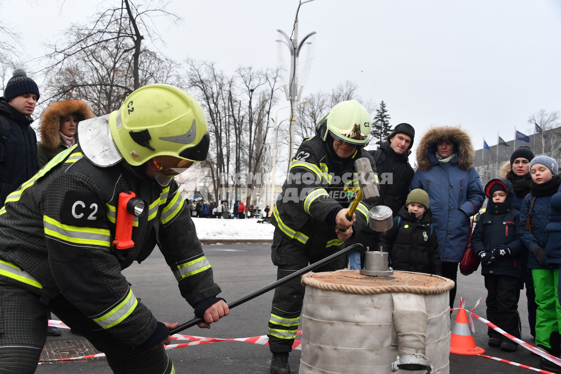 Москва.  Участник  флешмоба пожарных и спасателей МЧС России `Растопим лед вместе!` на ВДНХ.