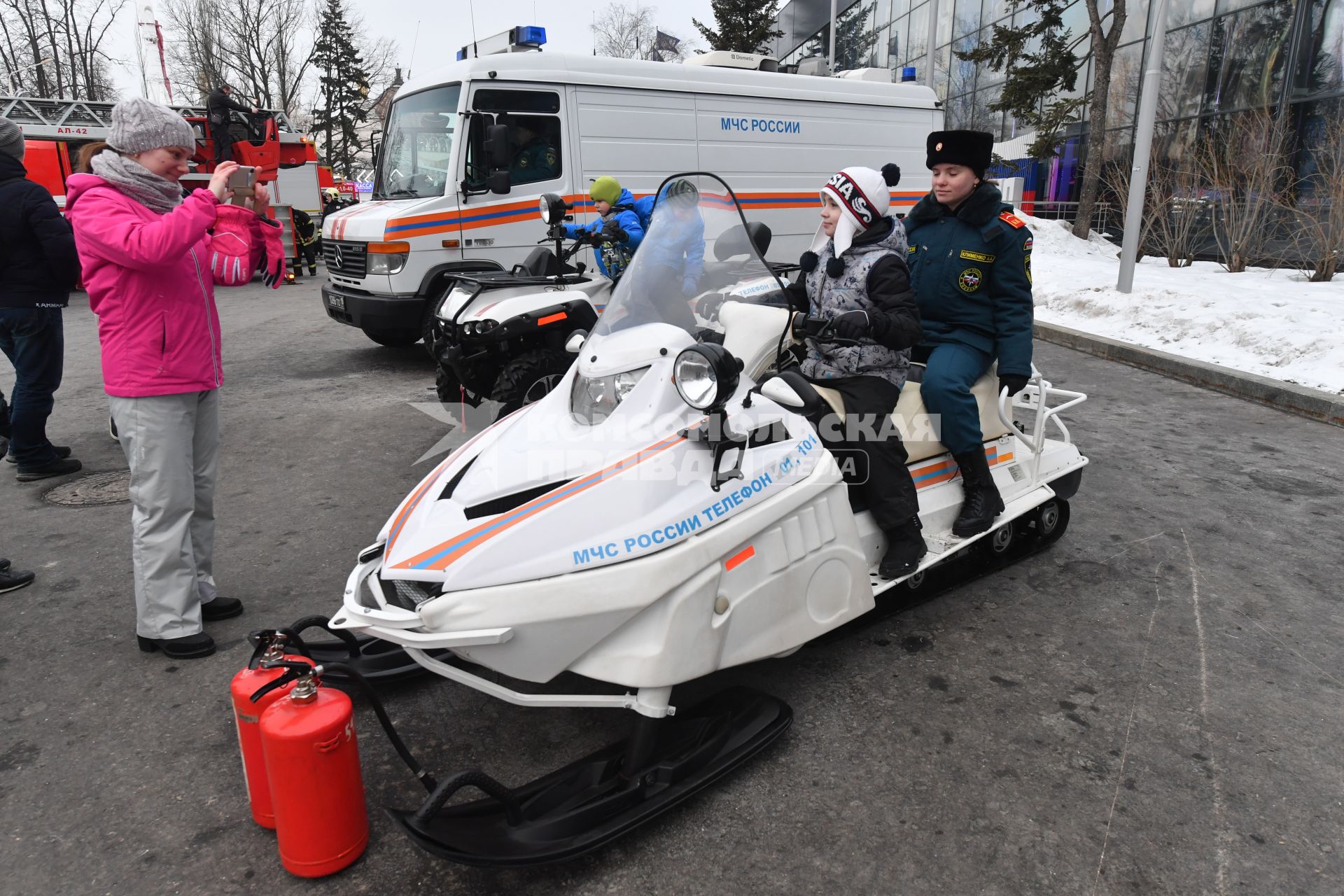 Москва.  Участник  флешмоба пожарных и спасателей МЧС России `Растопим лед вместе!` на ВДНХ.