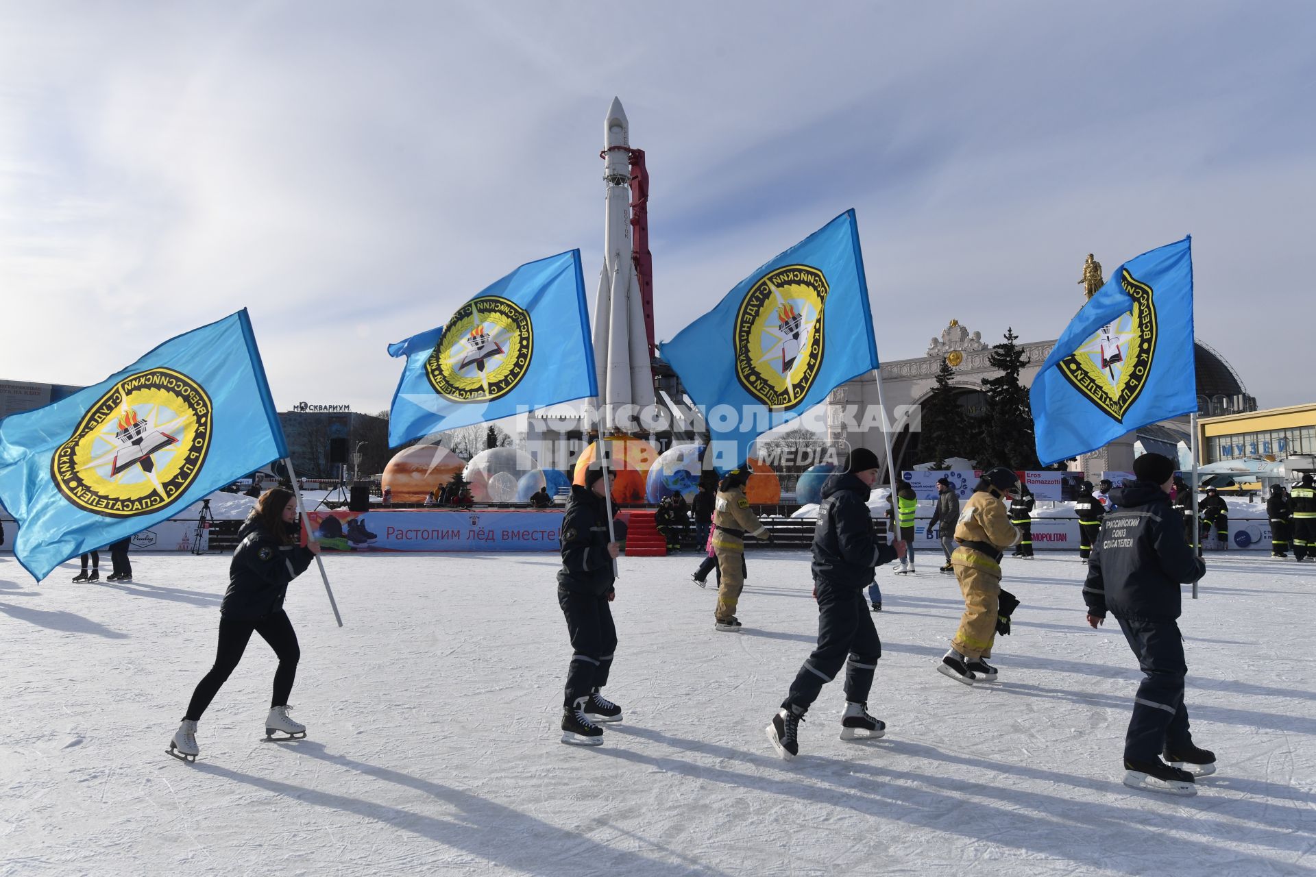 Москва.  Участники  флешмоба пожарных и спасателей МЧС России `Растопим лед вместе!` на катке `Ракета` на ВДНХ.