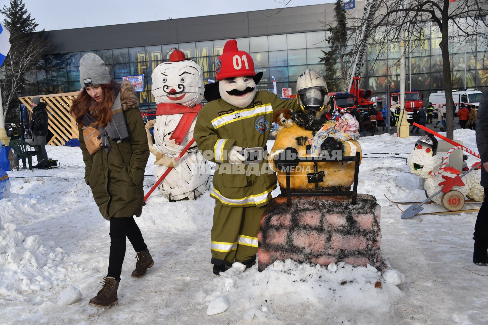 Москва. Ростовые куклы в форме пожарных.