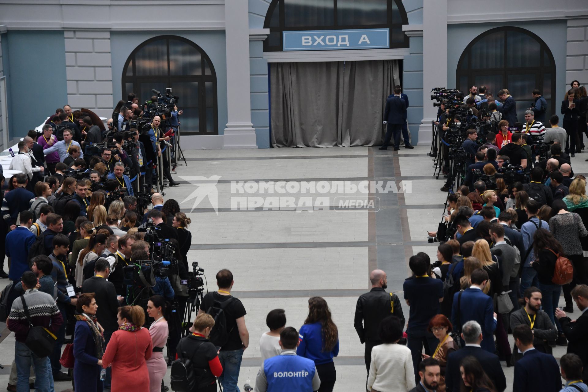 Москва. Журналисты и фотокорреспонденты еред началом оглашения ежегодного послания презилента России Федеральному Собранию в Гостином дворе.