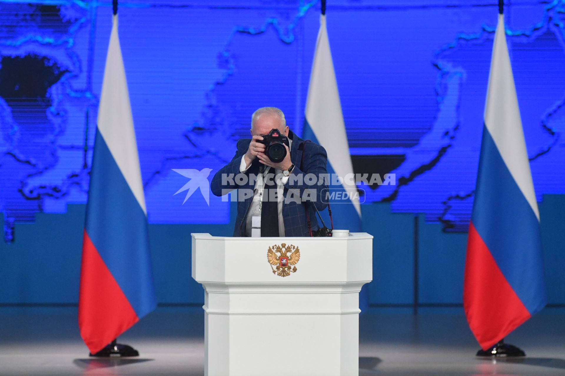 Москва. Журналисты и фотокорреспонденты еред началом оглашения ежегодного послания презилента России Федеральному Собранию в Гостином дворе.