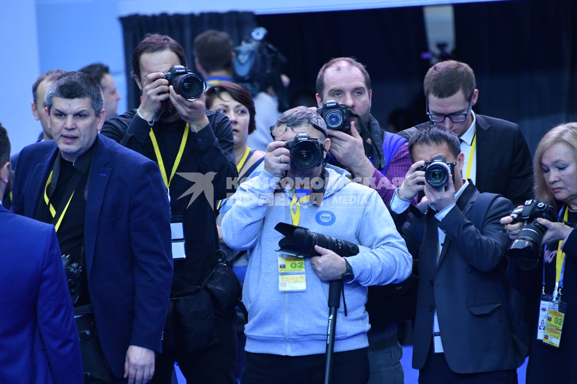 Москва. Журналисты и фотокорреспонденты еред началом оглашения ежегодного послания презилента России Федеральному Собранию в Гостином дворе.