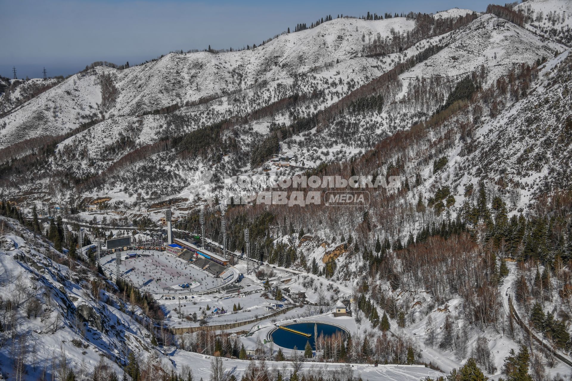 Казахстан, Чимбулак. Вид на высокогорный  каток `Медео`горнолыжного курорта Чимбулак, расположенного  на хребте Заилийский Алатау.
