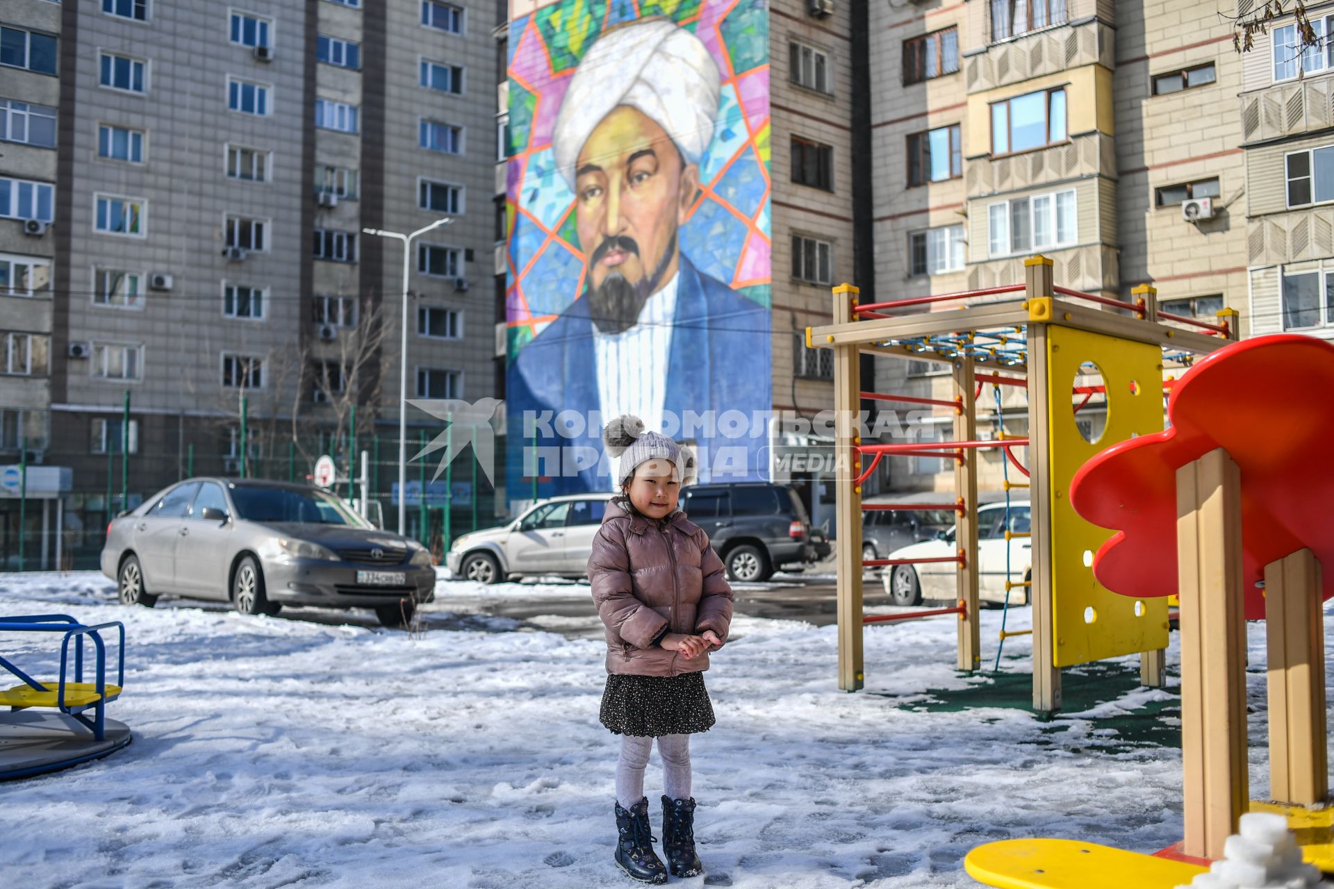 Казахстан, Алма-Ата. Граффити на стене дома на проспекте Аль-Фараби.