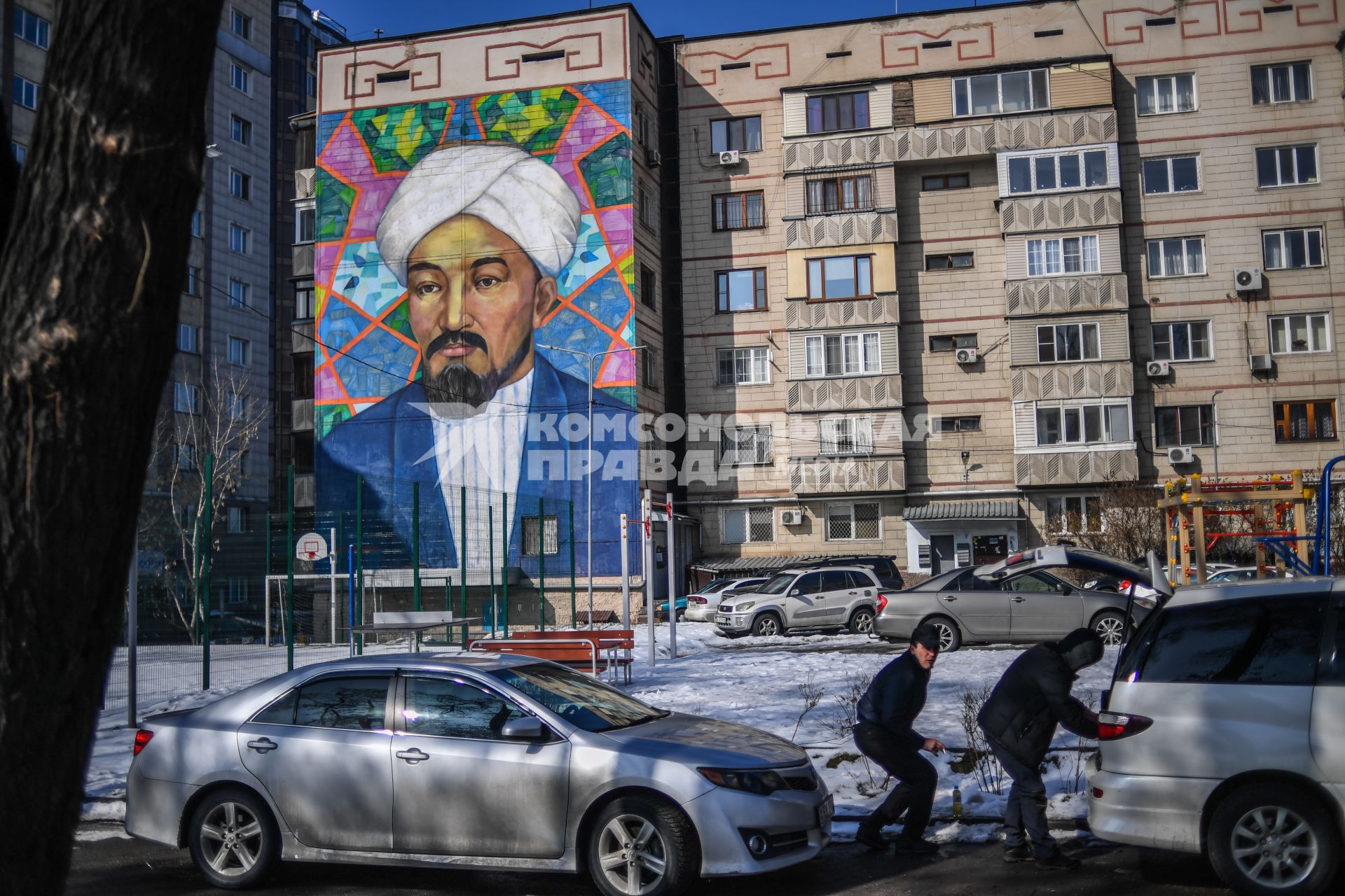 Казахстан, Алма-Ата. Граффити на стене дома на проспекте Аль-Фараби.