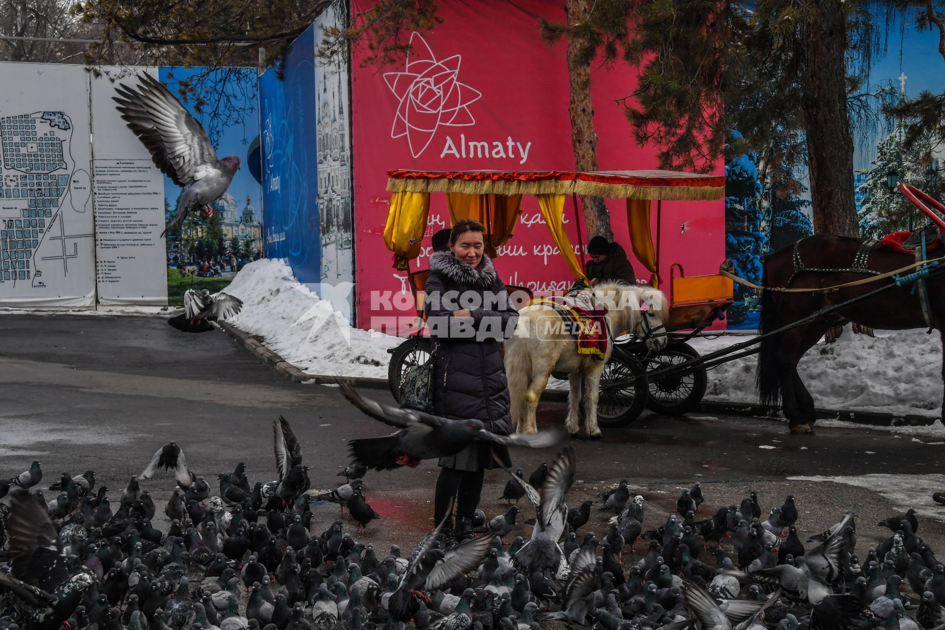 Казахстан, Алма-Ата. Женщина кормит голубей у Вознесенского собора Астанайской и Алматинской епархии Русской православной церкви на территории парка имени 28 гвардейцев-панфиловцев.