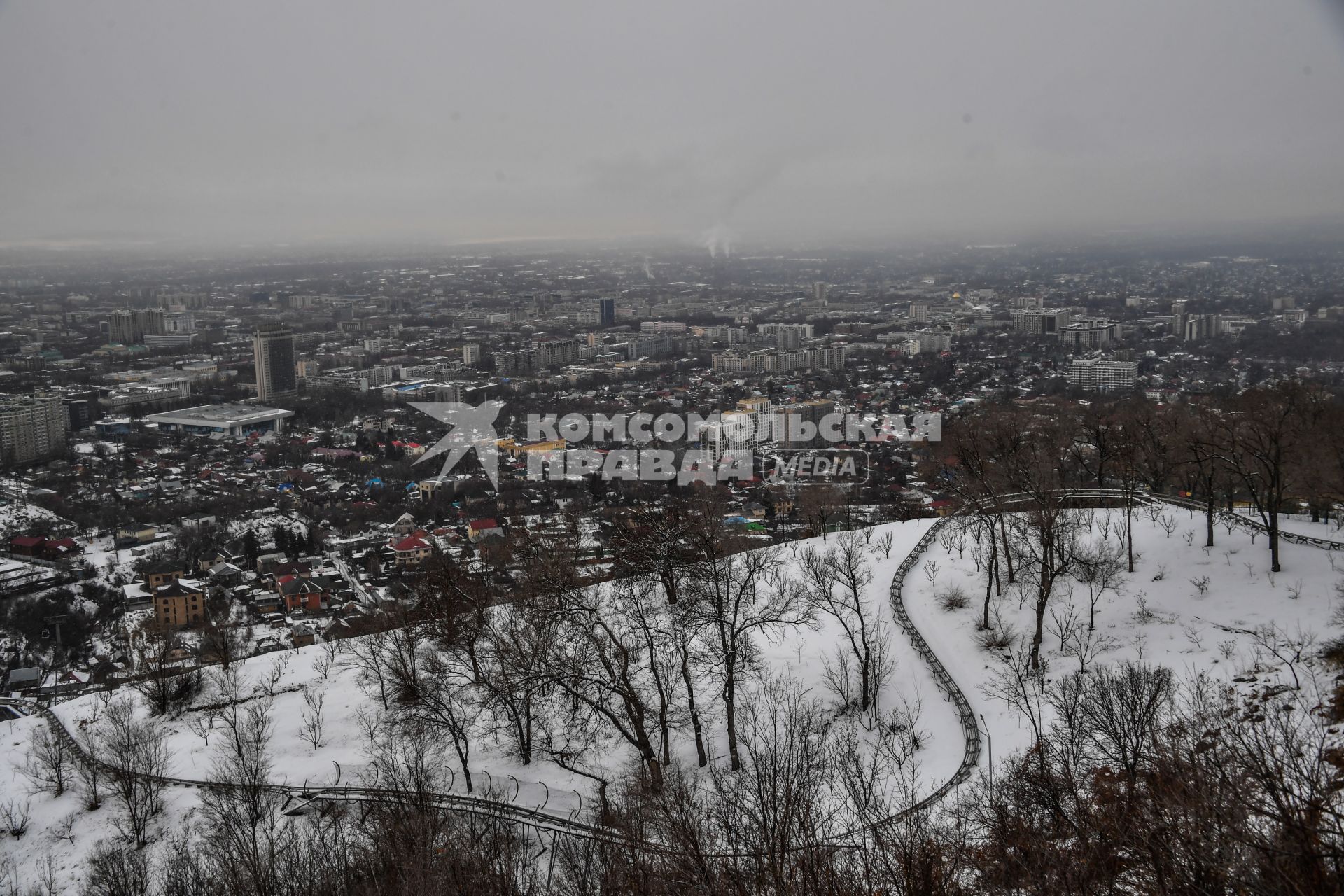 Казахстан, Алма-Ата. Вид на город со смотровой площадки на горе Кок-Тобе.