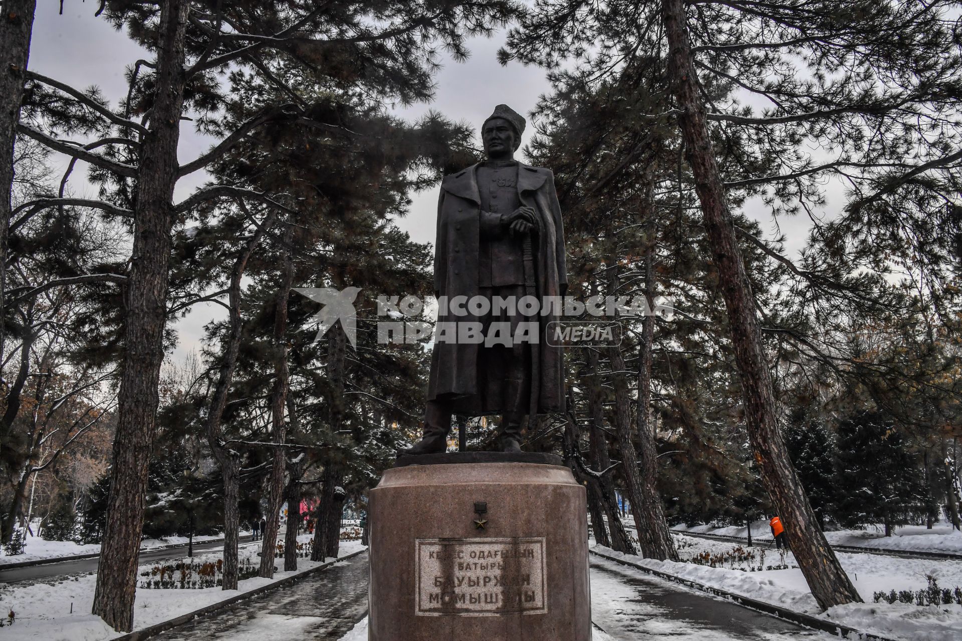 Казахстан, Алма-Ата. Памятник Бауыржану Момыш-улы - одному из 28 панфиловцев в парке имени 28 гвардейцев-панфиловцев.