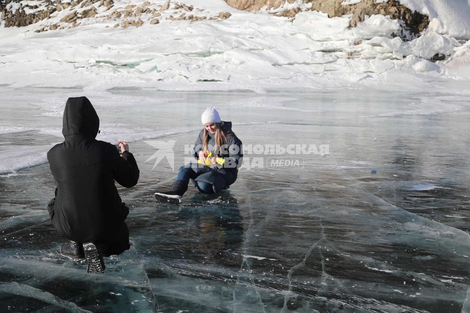 Красноярский край. Девушка играет на гитаре на Красноярском  водохранилище.