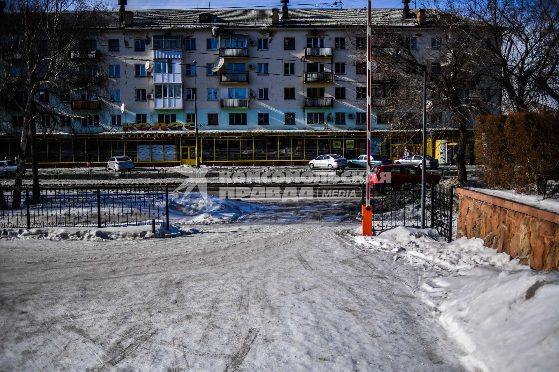 Казахстан, Усть-Каменогорск.  Вид на одну из улиц города.