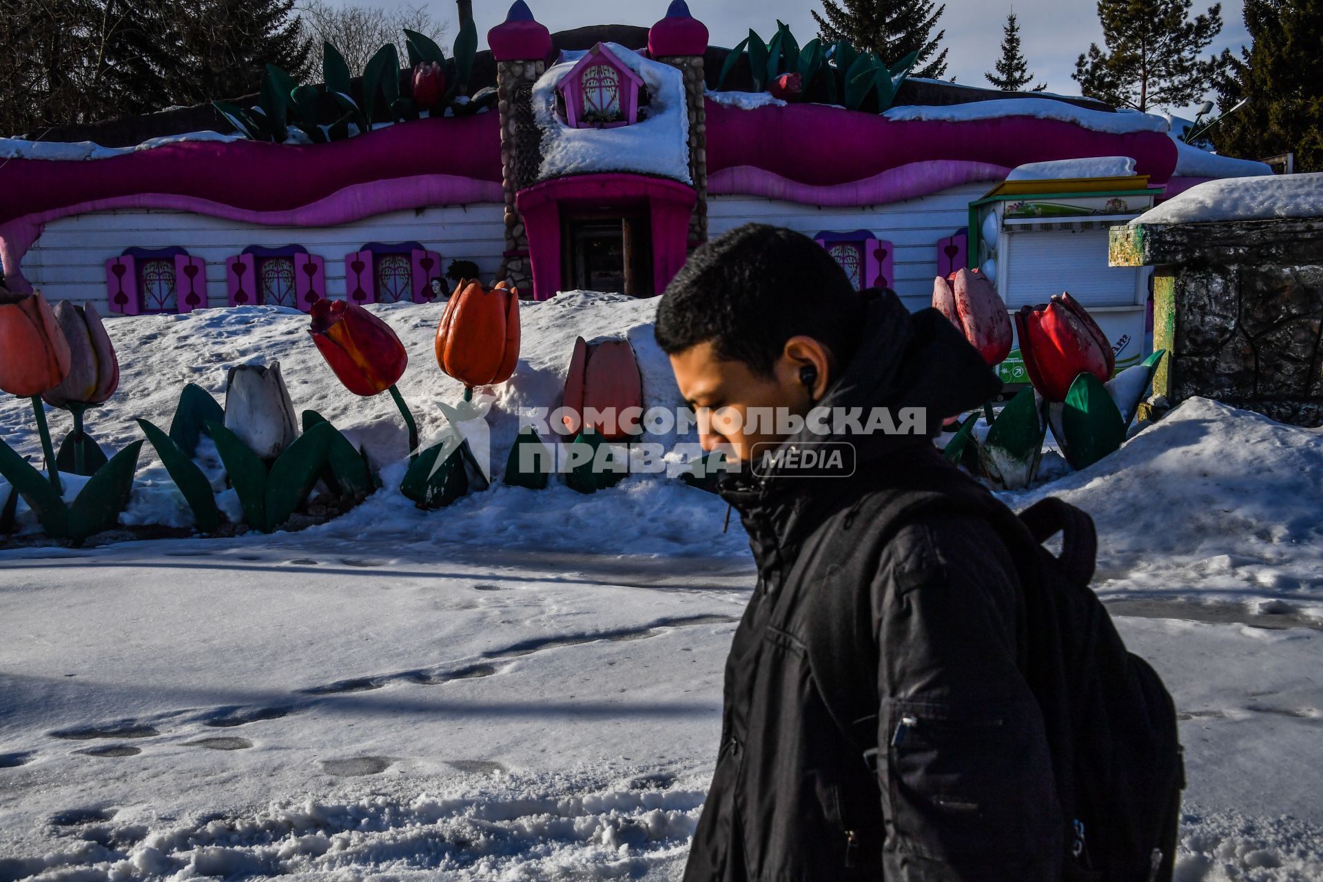 Казахстан, Усть-Каменогорск. Кафе в детском городке с игровой зоной.