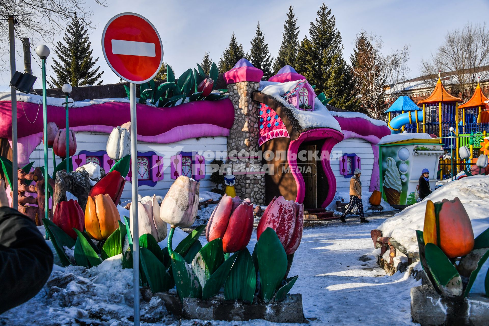 Казахстан, Усть-Каменогорск. Кафе в детском городке с игровой зоной.