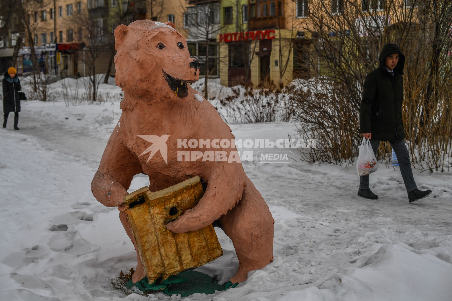 Казахстан, Усть-Каменогорск.   Скульптура медведя на улице города.