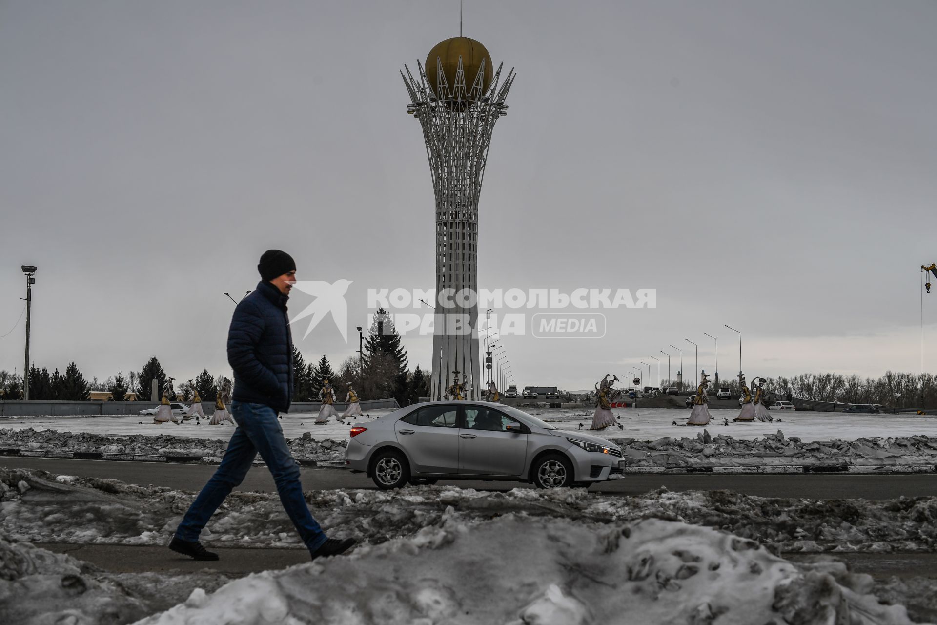 Казахстан, Усть-Каменогорск.  Копия символа Байтерек на одной из улиц города.