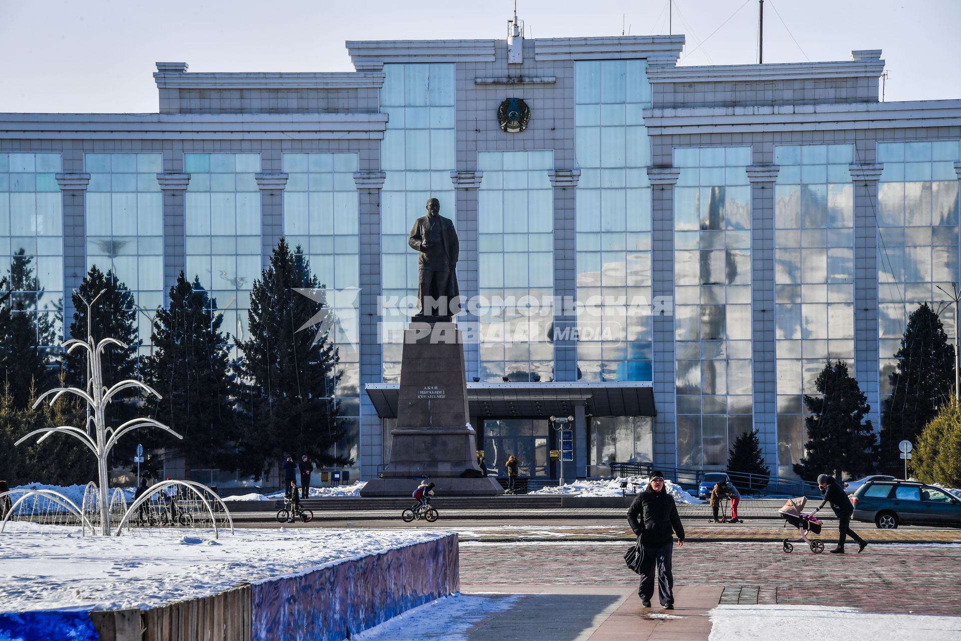 Казахстан, Усть-Каменогорск.  Памятник  поэту-просветителю Абаю Кунанбаеву.