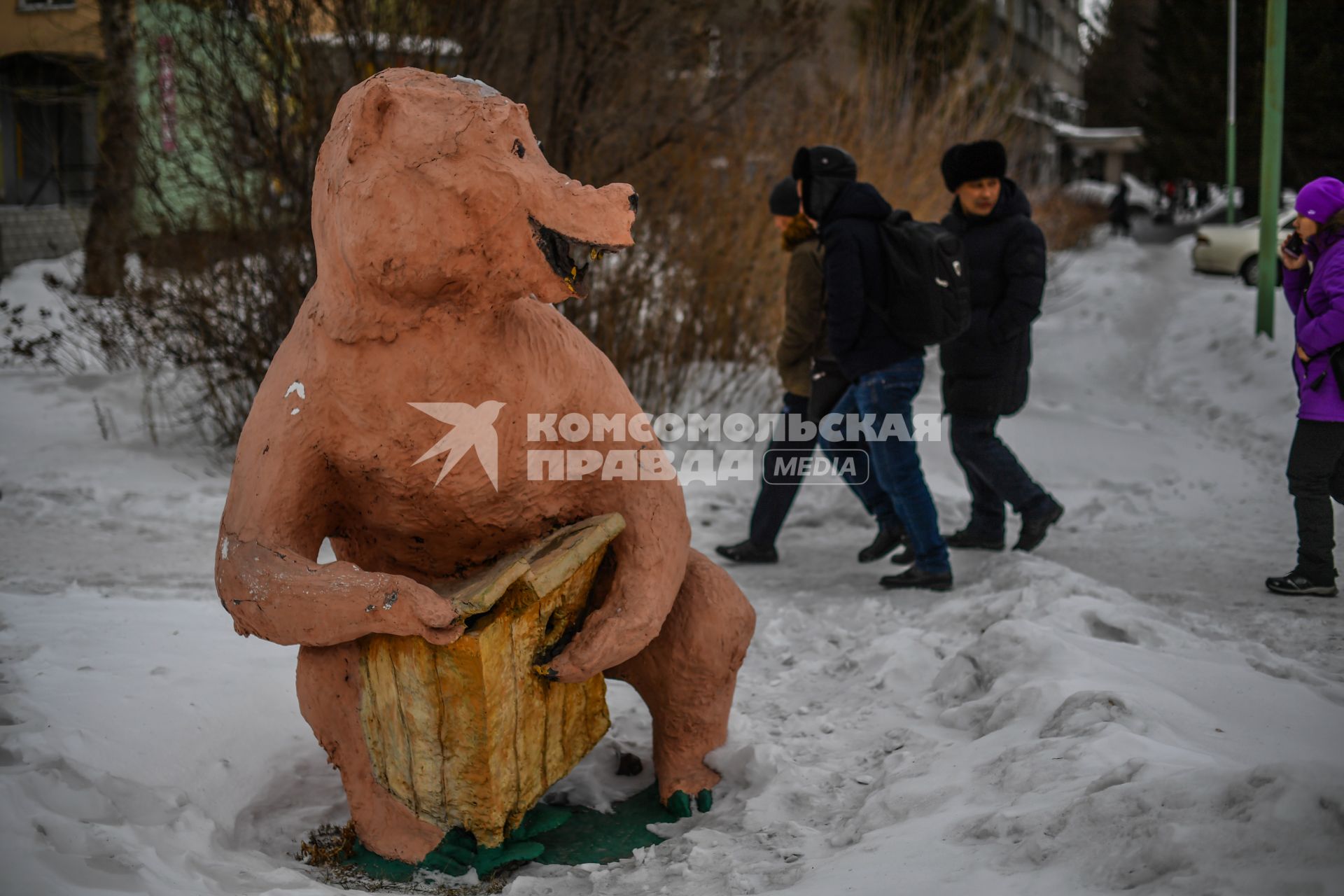 Казахстан, Усть-Каменогорск.   Скульптура медведя на улице города.