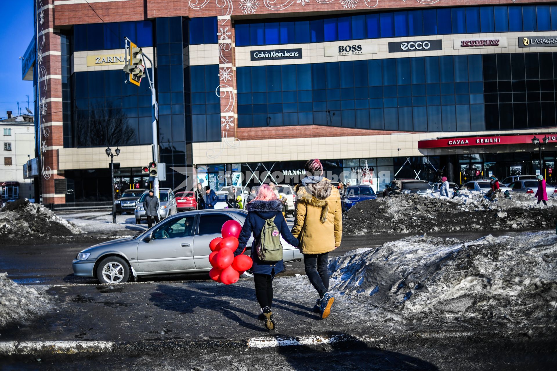 Казахстан, Усть-Каменогорск.  Вид на одну из улиц города.