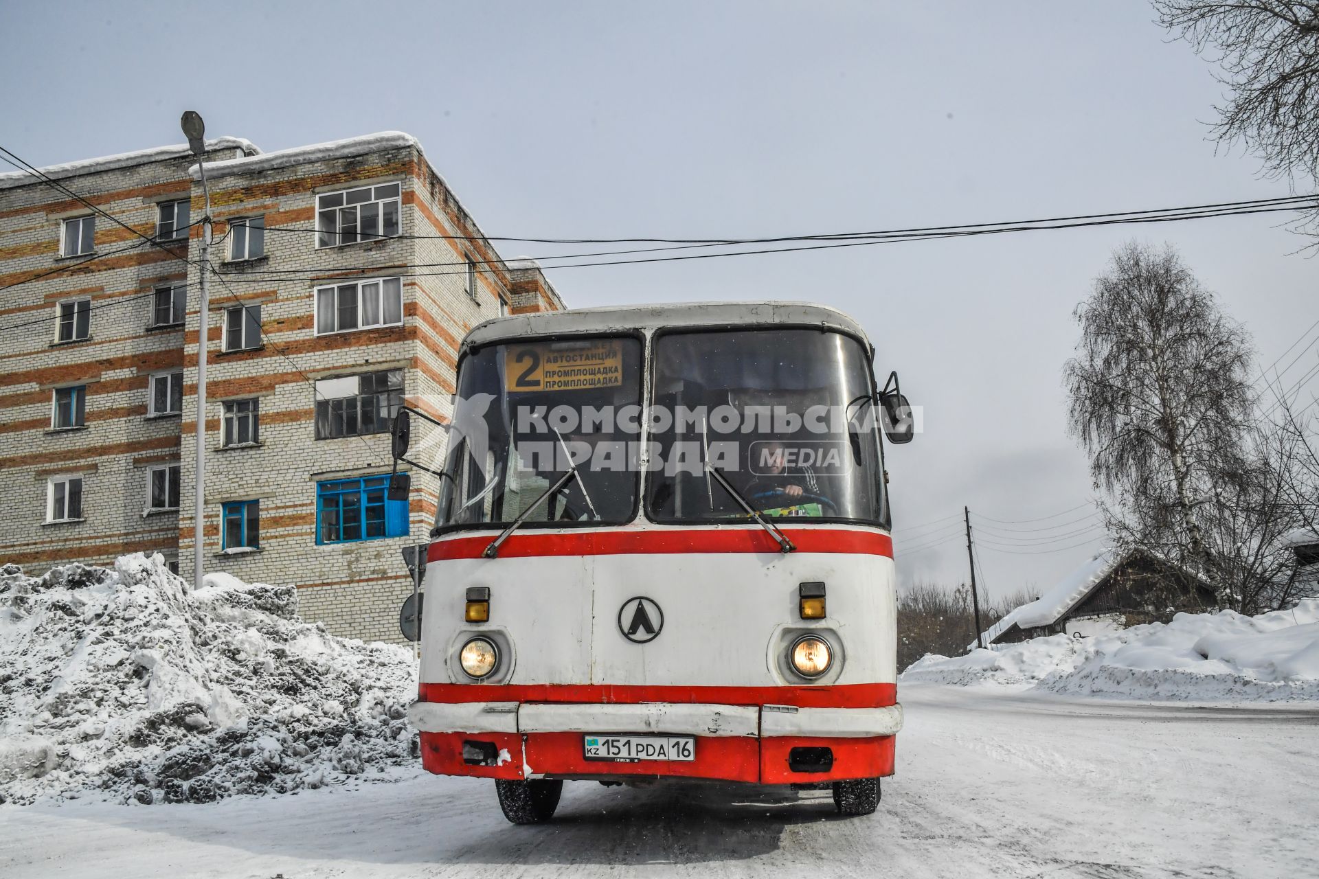 Казахстан, Алтай (Зыряновск). Автобус на улице города.