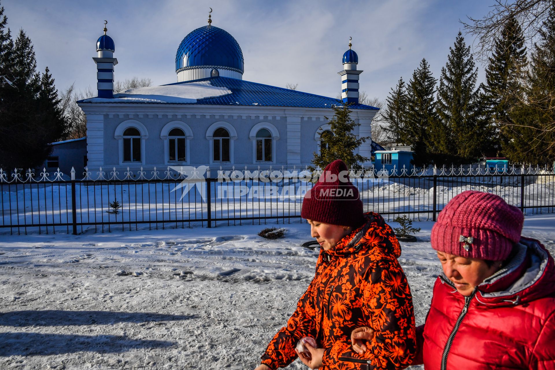 Казахстан, Усть-Каменогорск. Женщины у центральной городской мечети.
