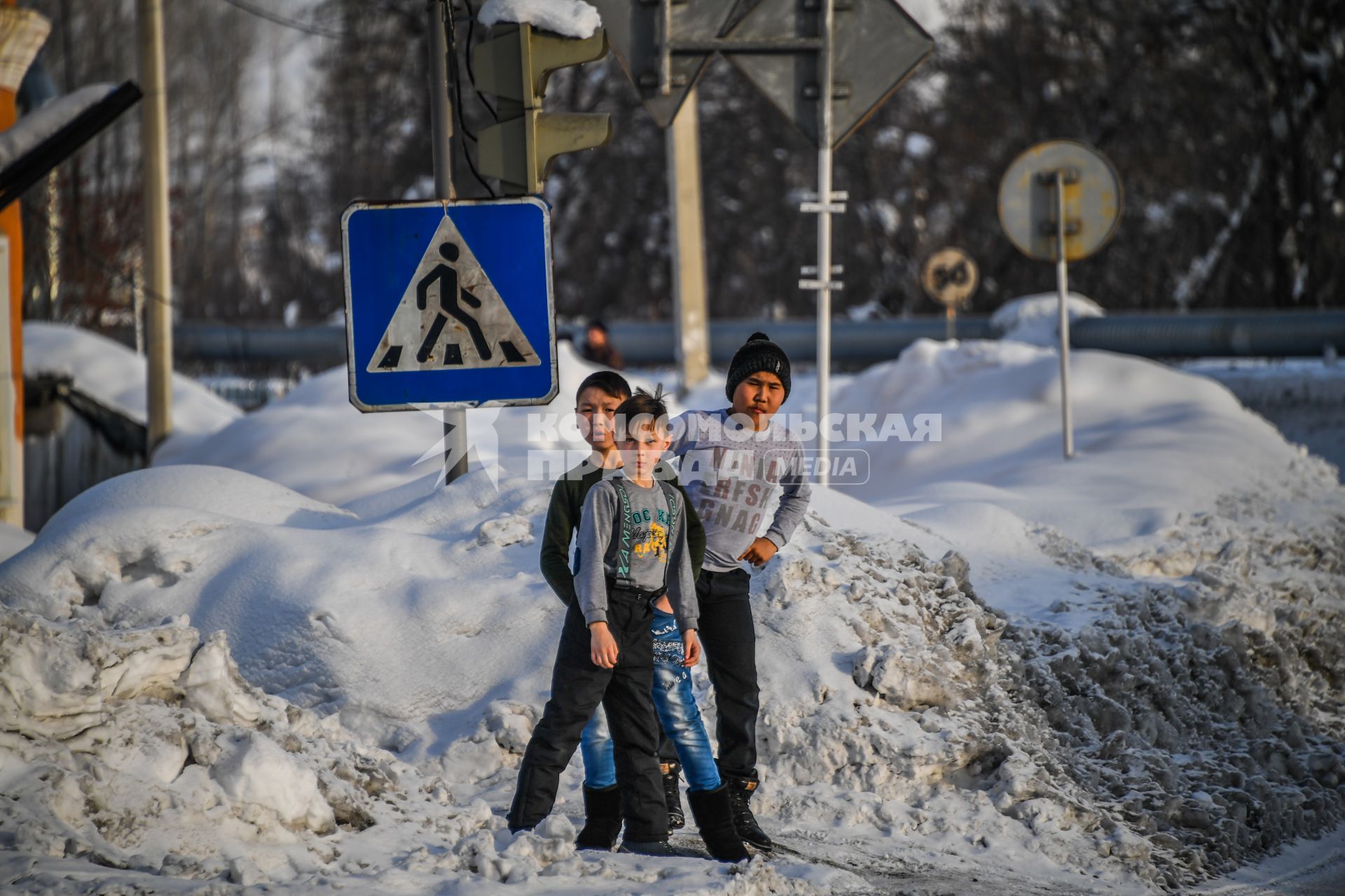 Казахстан, Алтай (Зыряновск). Местные мальчишки на улице.