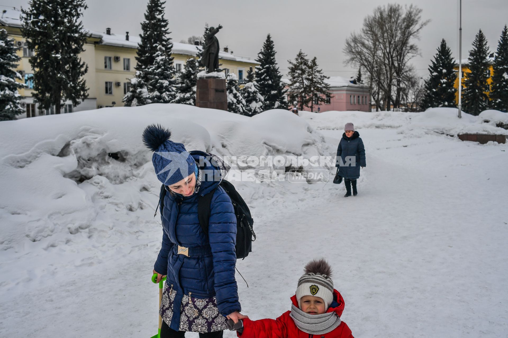 Казахстан, Алтай (Зыряновск). Прохожие на улице.