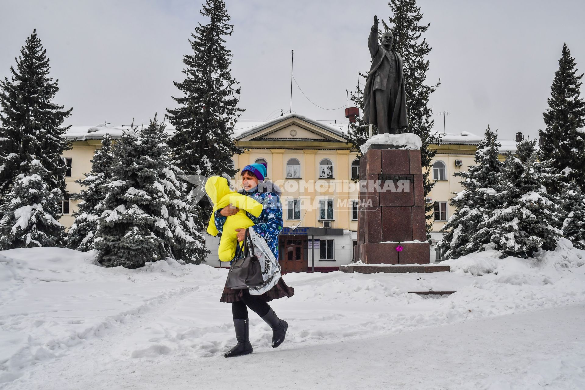 Казахстан, Алтай (Зыряновск). Памятник Владимиру Ленину.