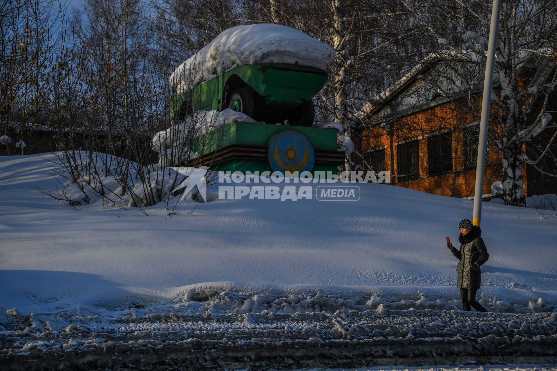 Казахстан, Алтай (Зыряновск). Девушка с мобильным телефоном на улице.