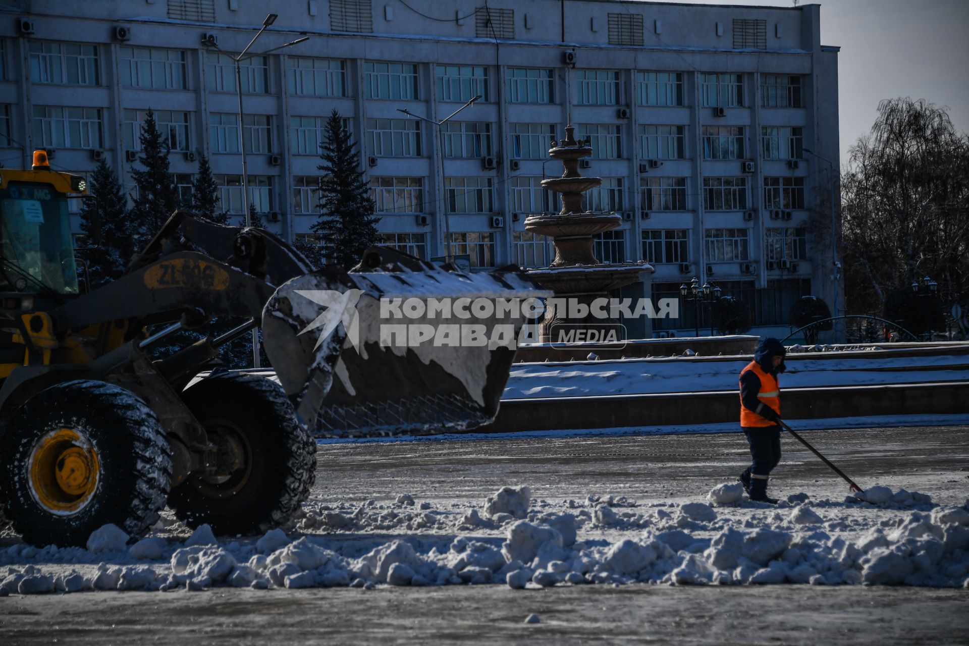 Казахстан, Семей (Семипалатинск). Сотрудник коммунальных служб убирает снег на улице города.