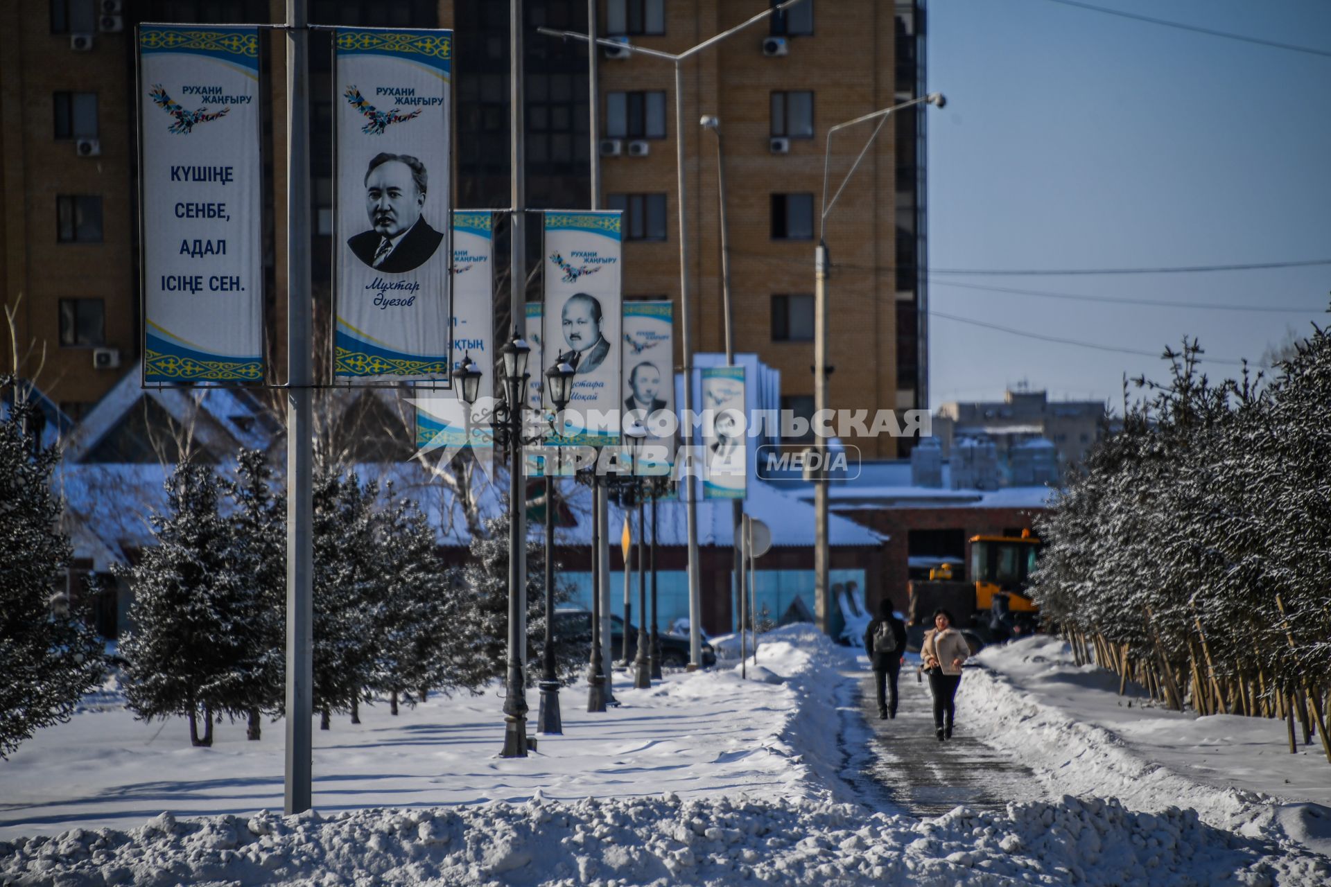 Казахстан, Семей (Семипалатинск). Прохожие на улице города.