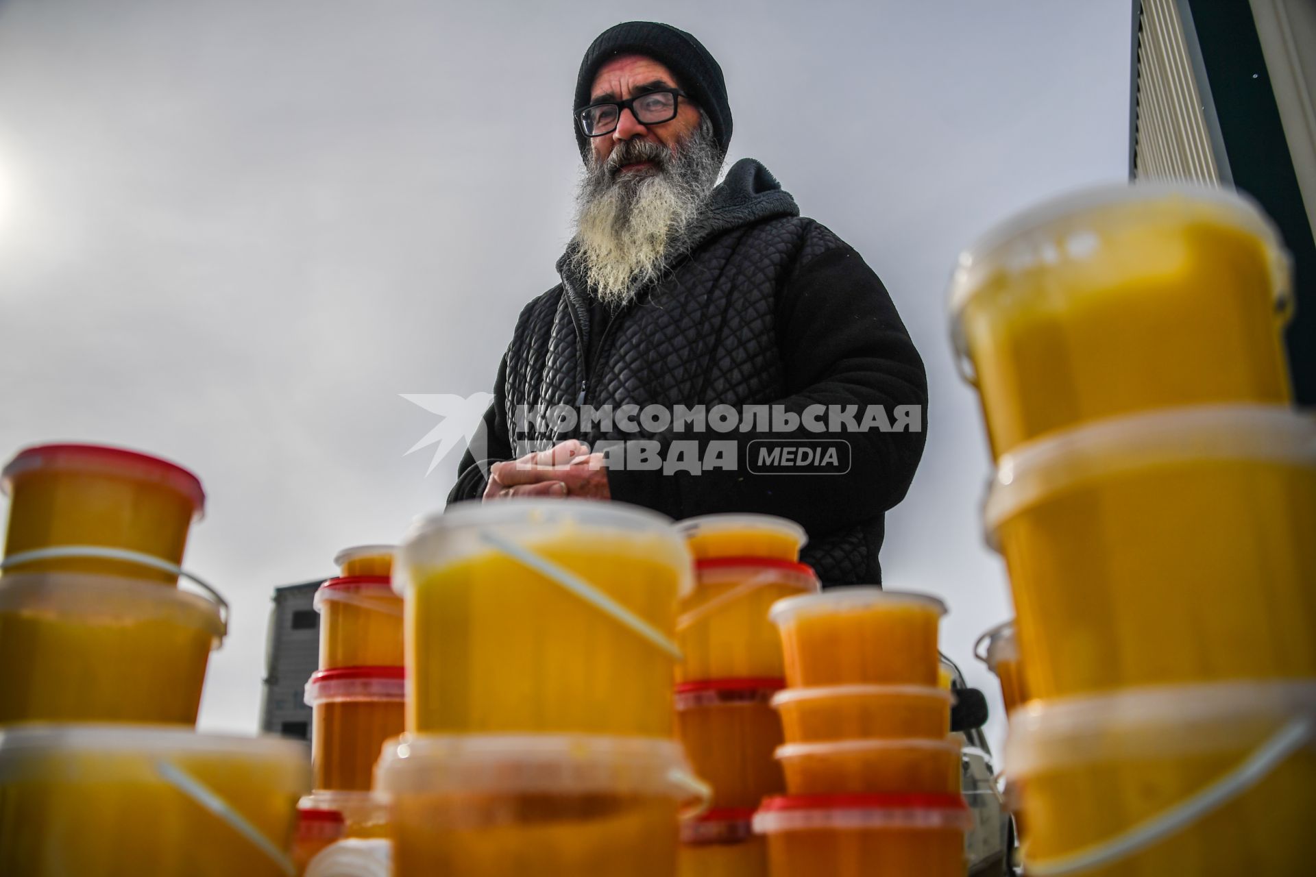 Казахстан, Семей (Семипалатинск) . Пасечник продает мед на дороге из Усть-Каменогорска в Семей.