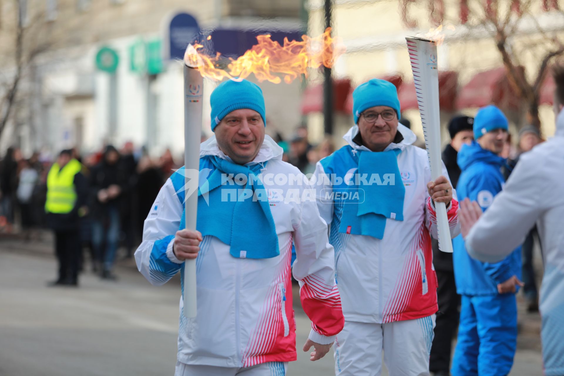 Красноярск. Факелоносцы во время эстафеты огня XXIX Всемирной зимней универсиады 2019.