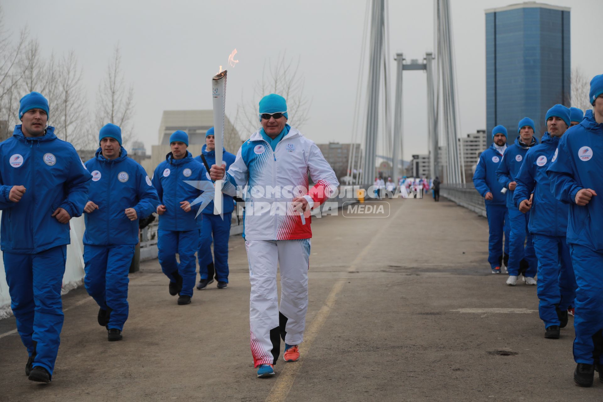 Красноярск. Факелоносец во время эстафеты огня XXIX Всемирной зимней универсиады 2019.