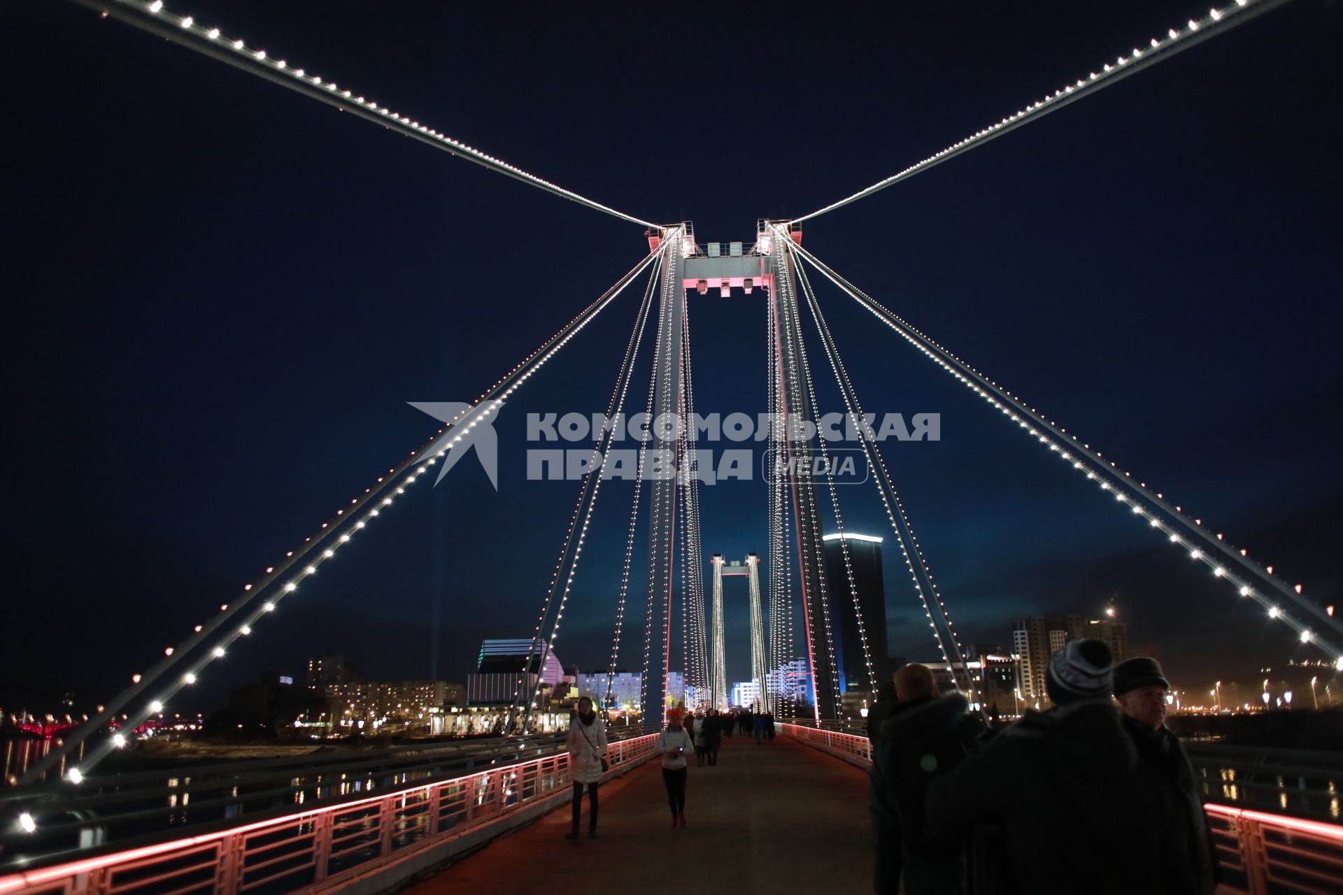 Красноярск. Вантовый  Виноградовский пешеходный мост.