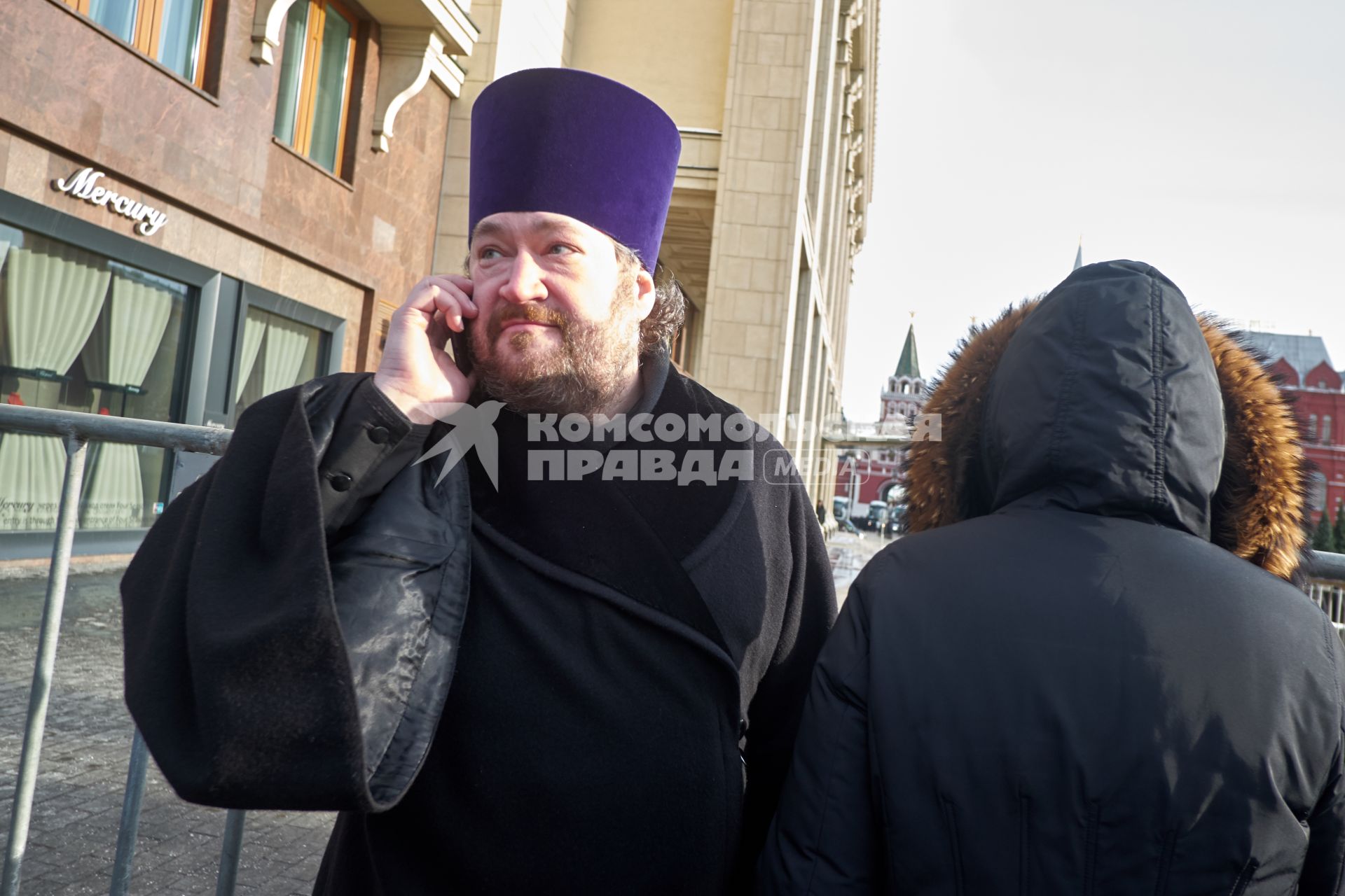 Москва. Священнослужитель разговаривает по мобильному телефону на Тверской улице.