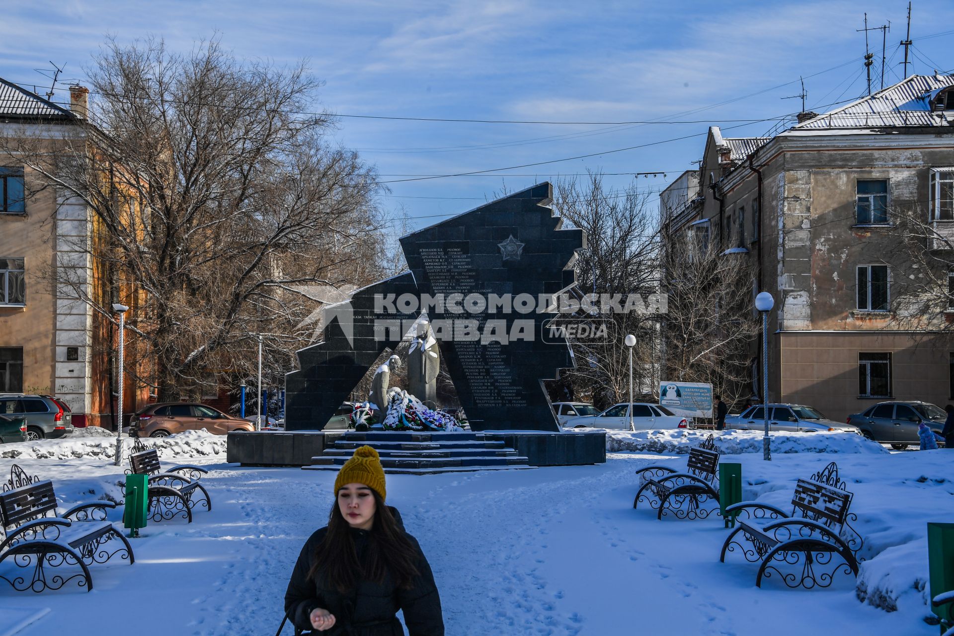 Казахстан, Семей (Семипалатинск). Девушка на улице города.