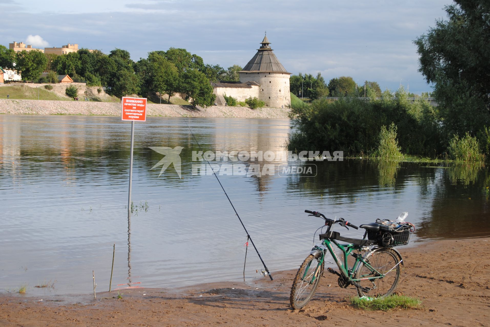 Псков. Во время рыбалки у Псковского кремля.