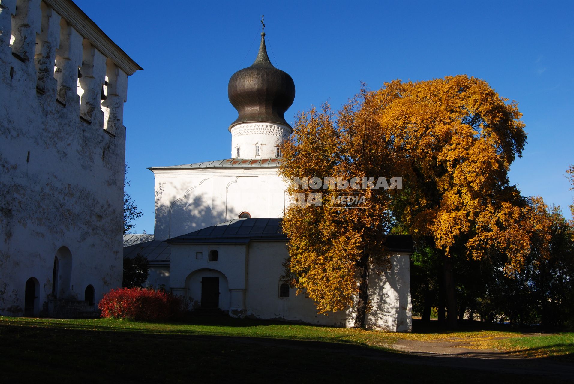 Псков. Церковь Успения у парома.