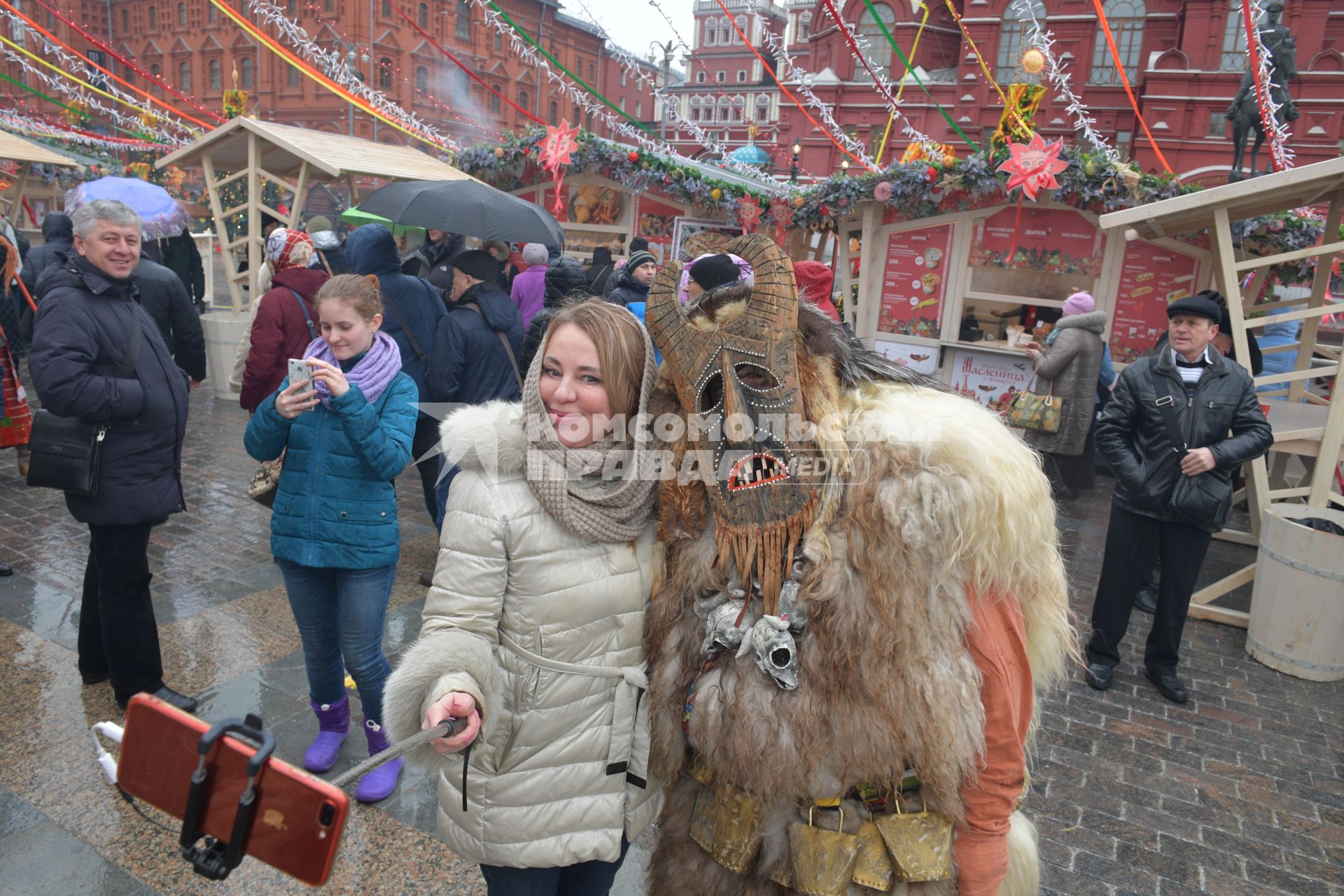 Москва.  Участники Масленичных гуляний в рамках фестиваля `Московская Масленица`на Манежной площади.