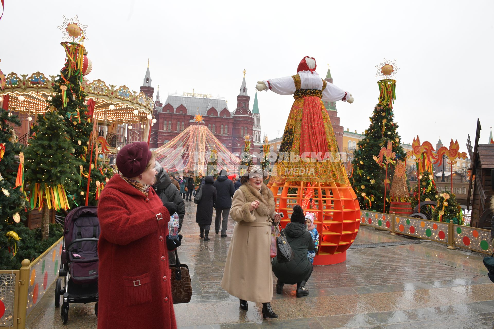 Москва.  Участники Масленичных гуляний в рамках фестиваля `Московская Масленица`на Манежной площади.